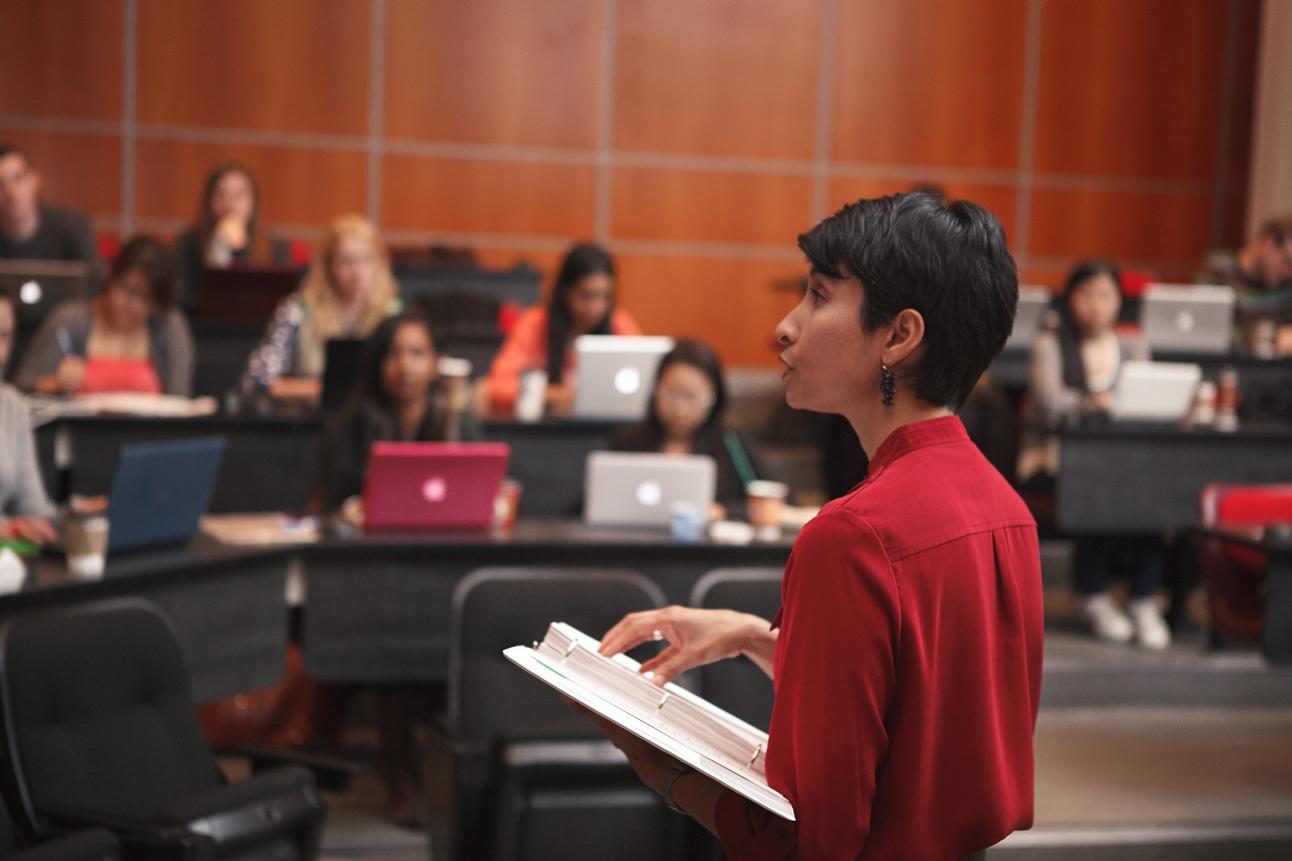une professeure parlant à ses étudiants