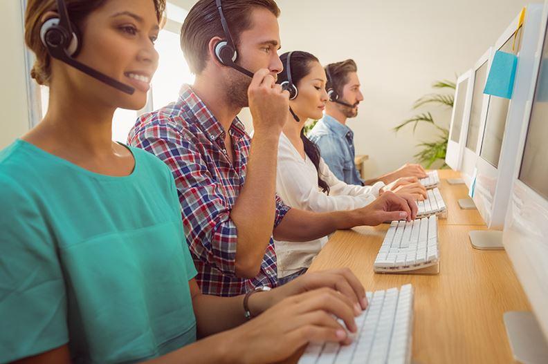 employes de centre de contact travaillant ensemble