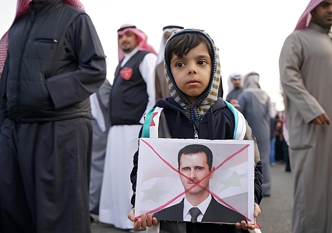 Enfant avec une photo d'Assad