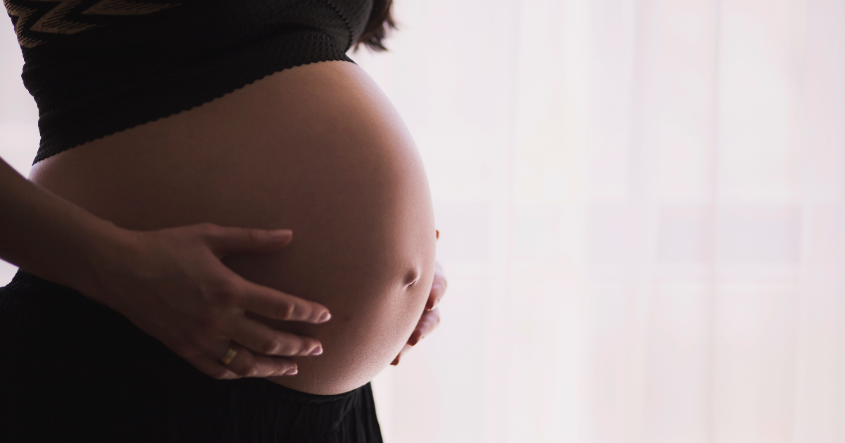 Femme enceinte berçant son ventre