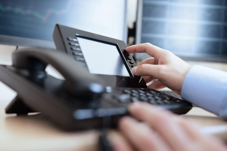 mains qui tapent sur un clavier de telephone 