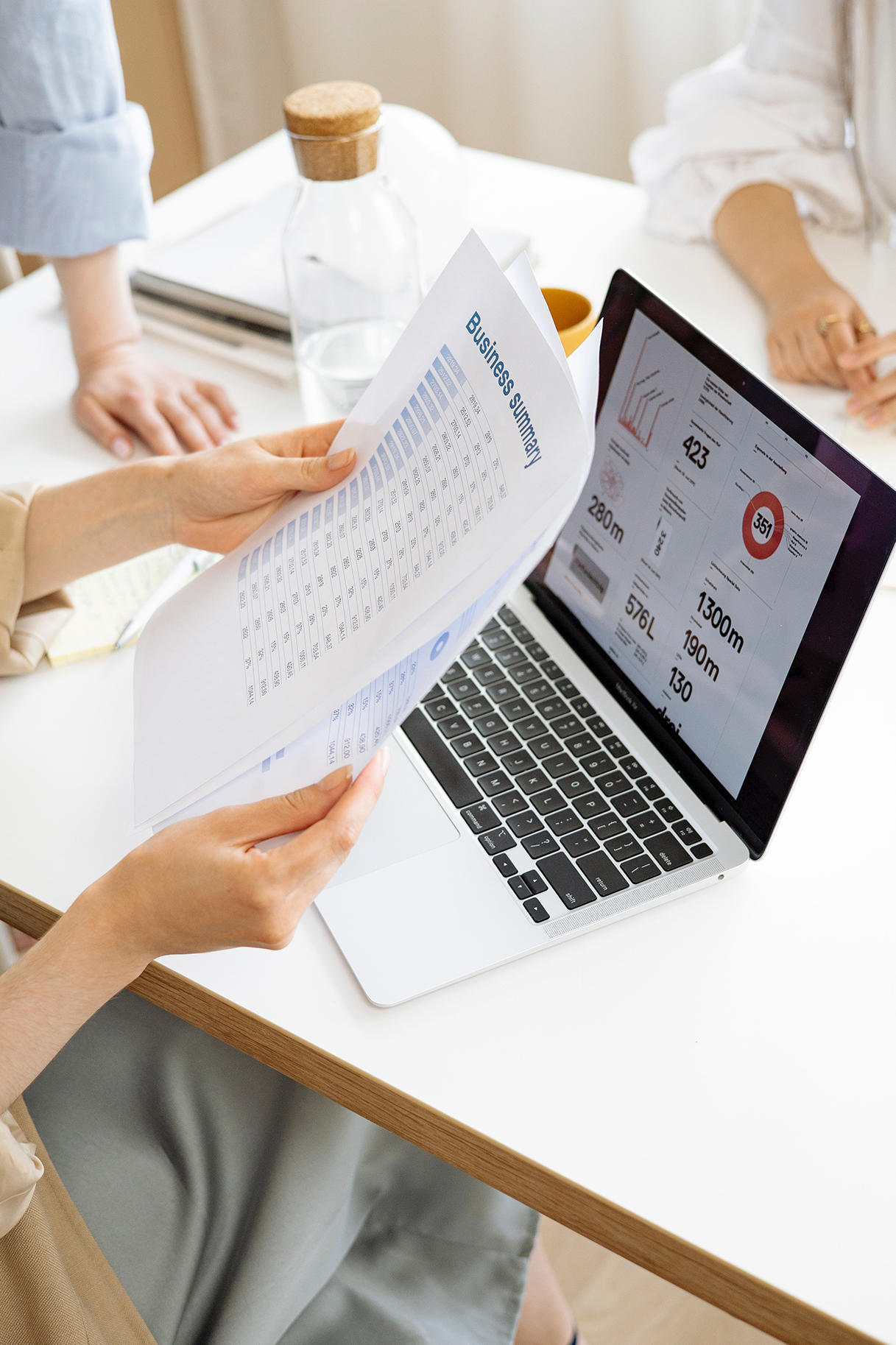 Une personne consultant un rapport annuel