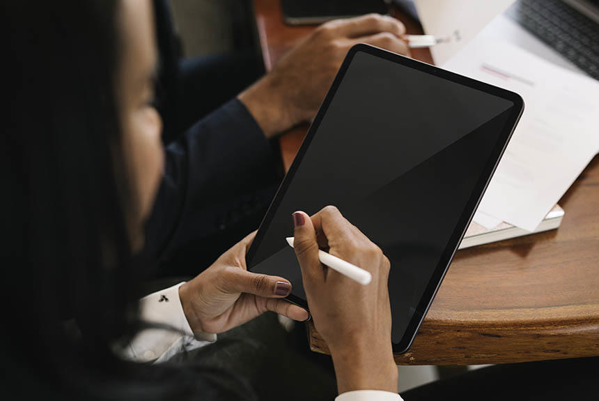 Femme utilisant un stylet pour tablettes 