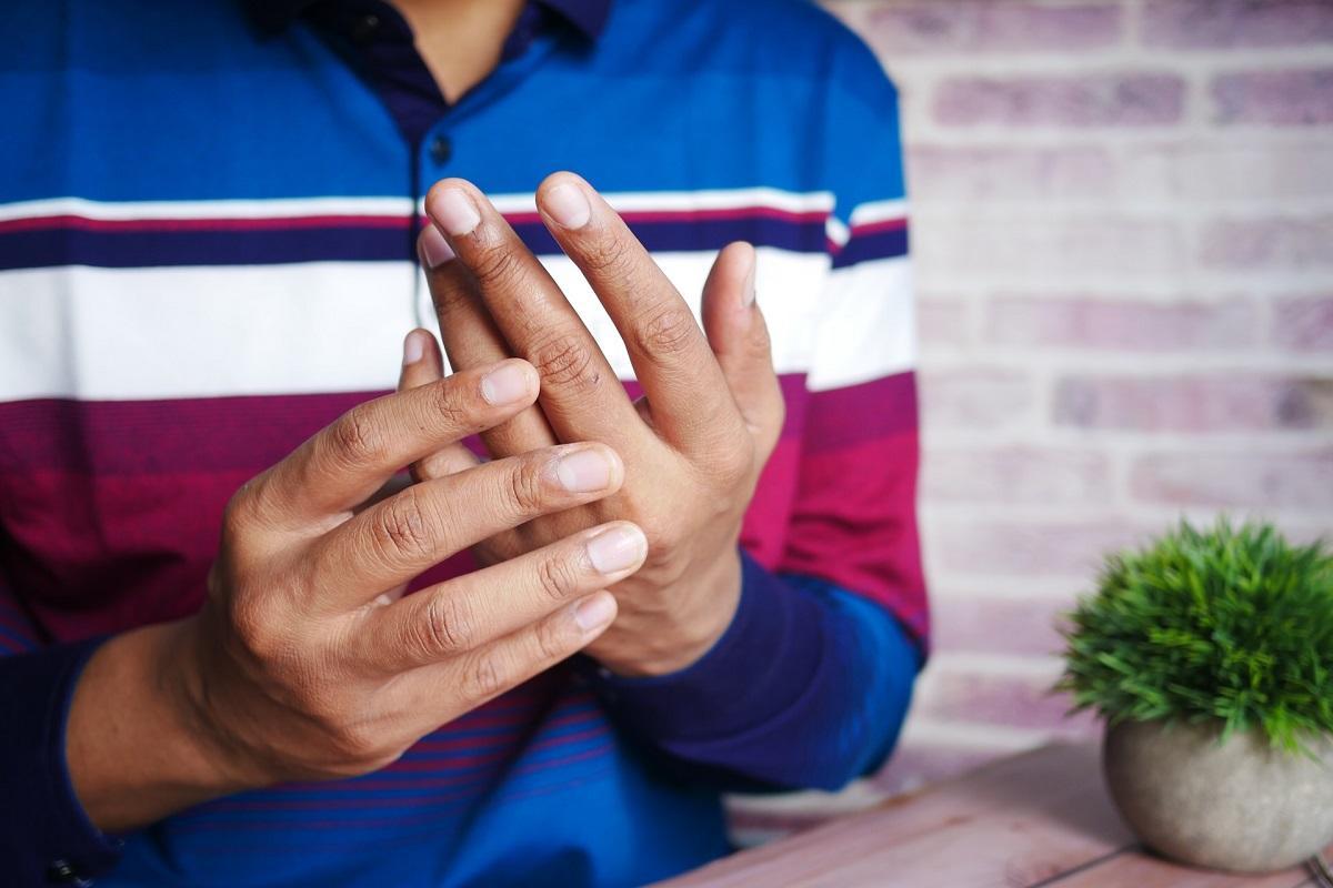 Homme berçant ses mains