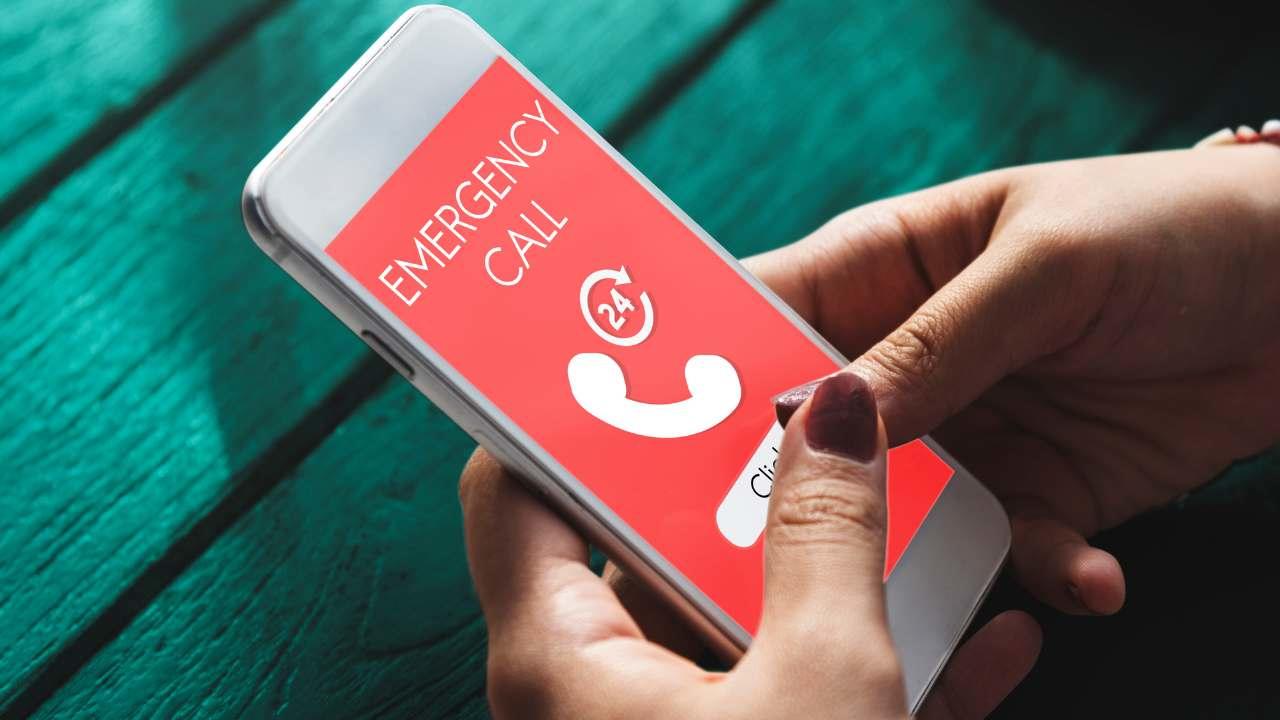 téléphone dans les mains avec un écran d'appel d'urgence