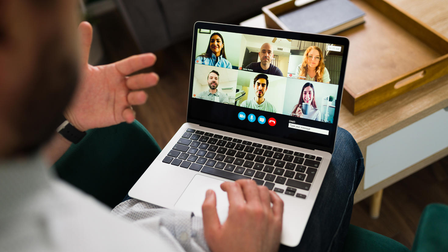 Personne discutant avec un groupe de personnes en ligne devant un ordinateur portable 