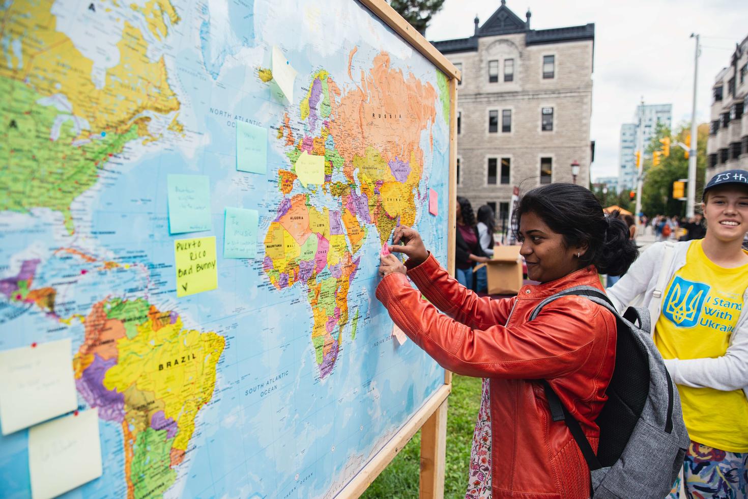 Étudiante avec une carte du monde
