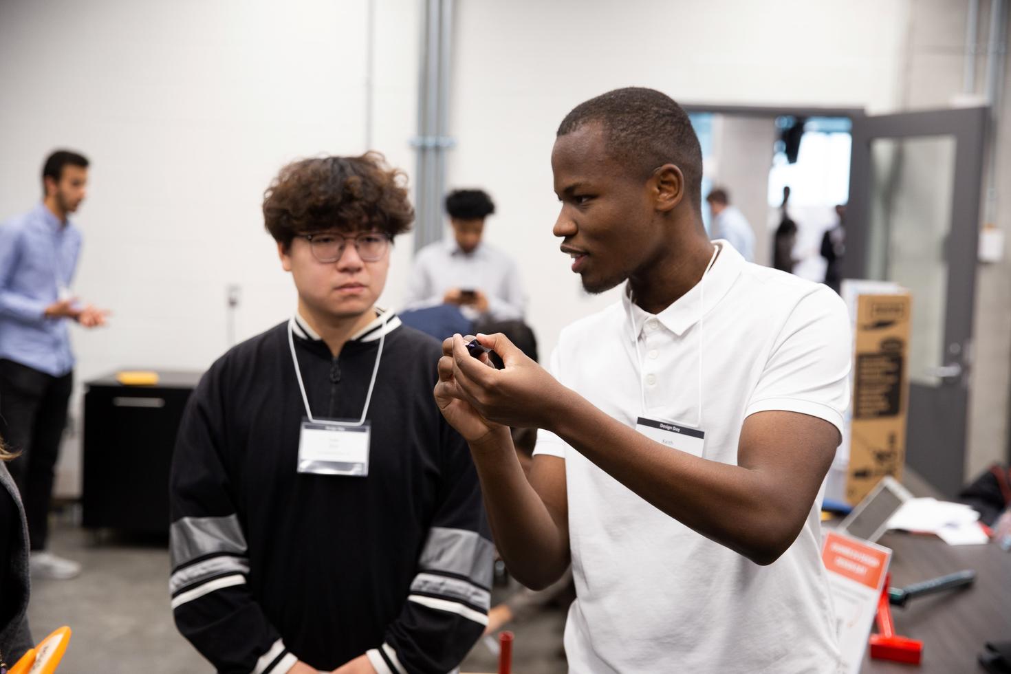 Deux étudiants travaillant sur un projet de design