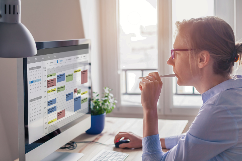 une professeure regarde son calendrier en ligne