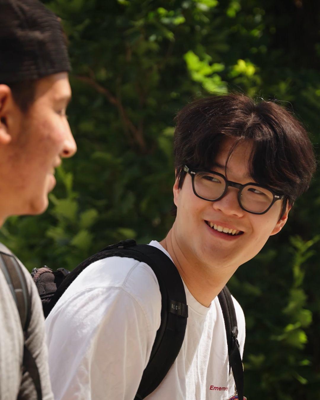Deux étudiants souriants et qui se parlent.