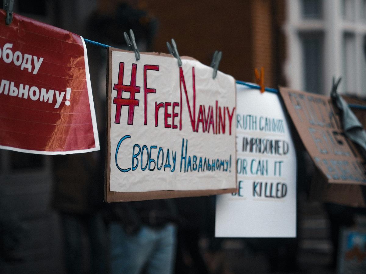 Panneau de protestation portant l'inscription #FreeNavalny