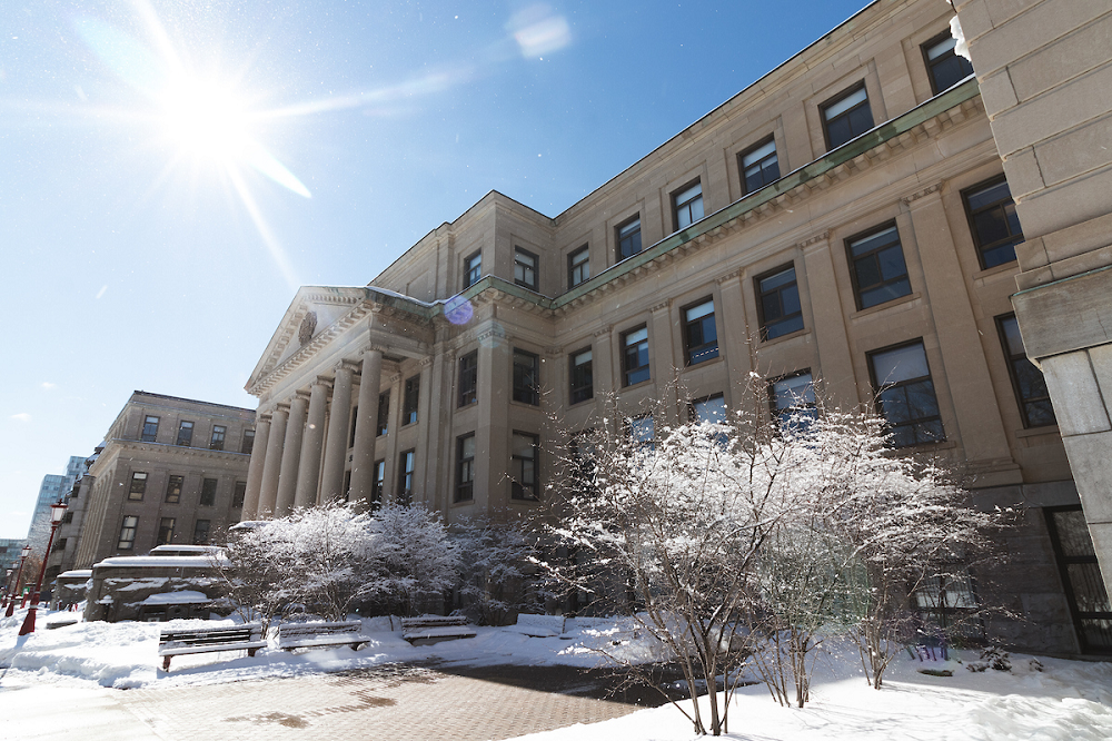 Journée d'hiver ensoleillée au Tabaret Hall
