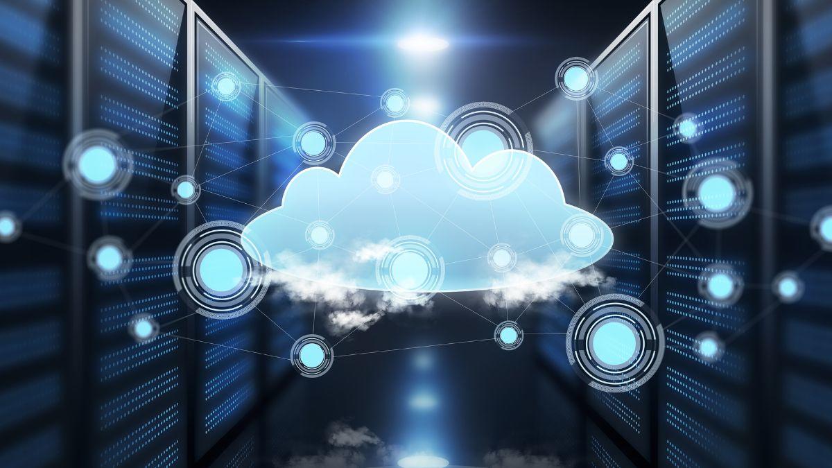 un nuage au milieu d'un réseau de point devant une salle de serveurs