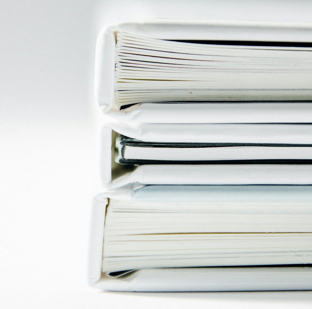 une pile de documents