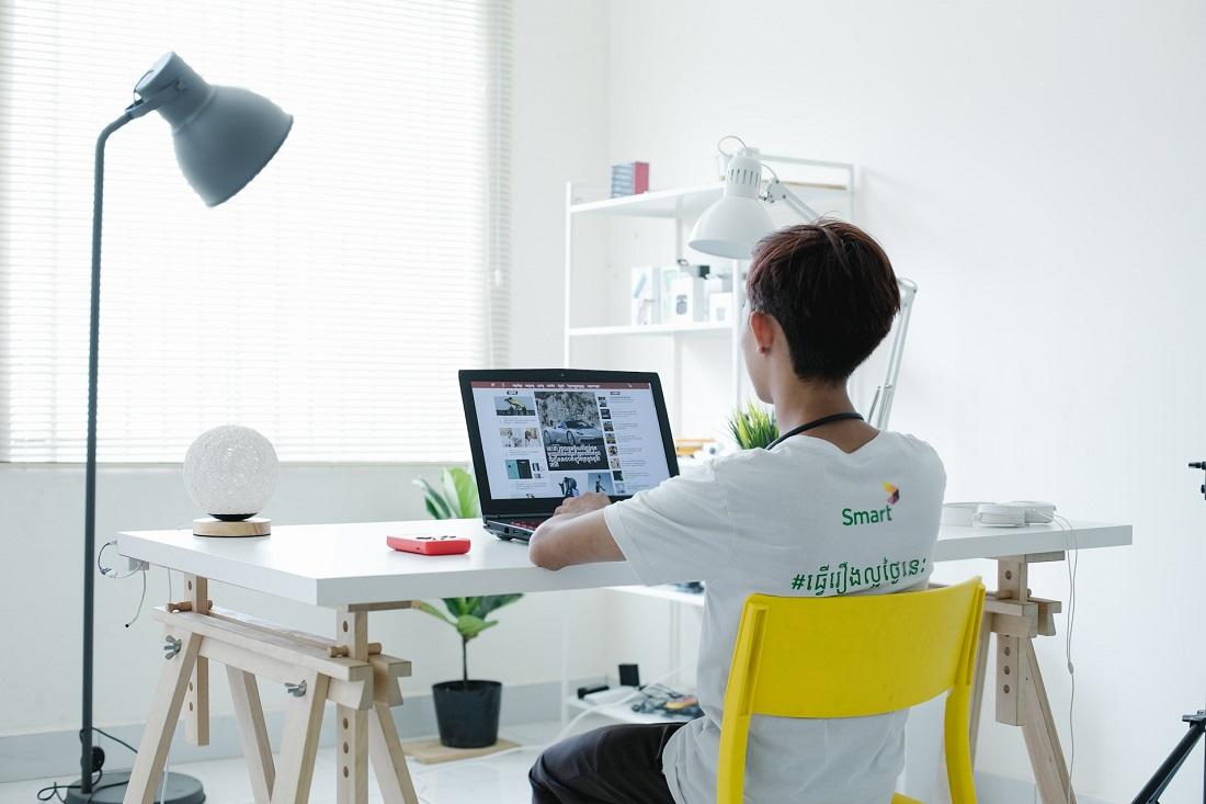 Vue de dos d'un jeune adolescent surfant sur le web