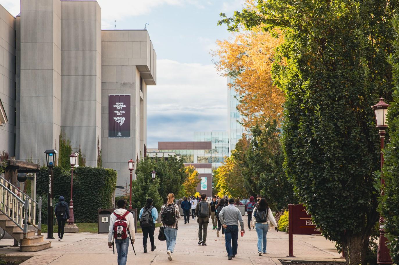Étudiant marchant sur le campus