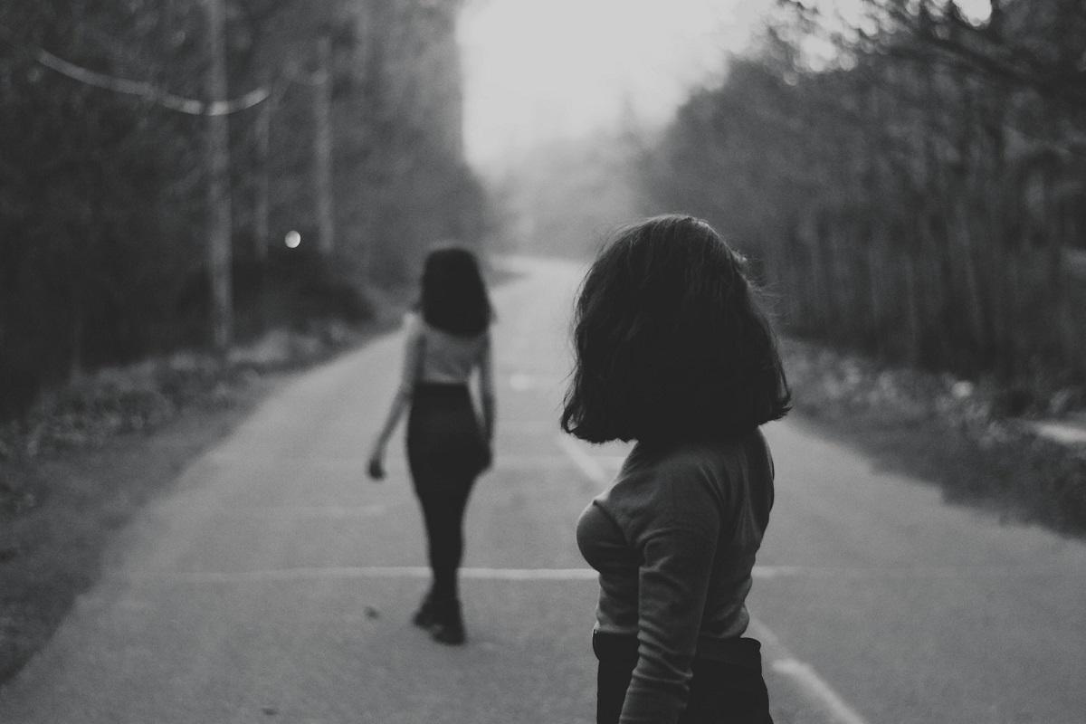 Noir et blanc, deux femmes s'éloignant l'une de l'autre