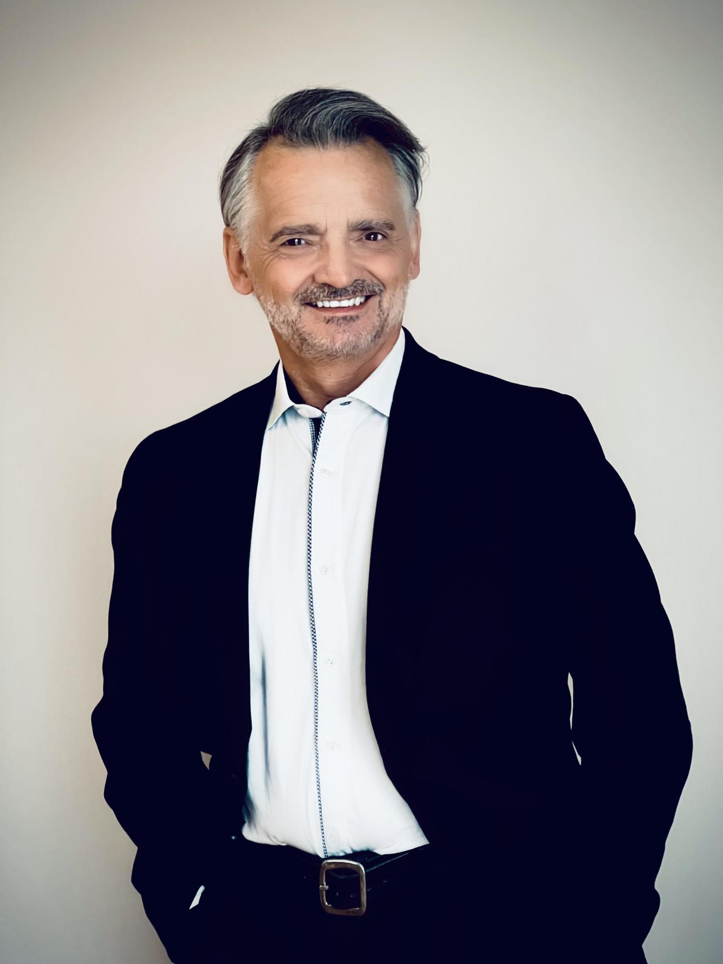 professeur Pierre Trudel, souriant