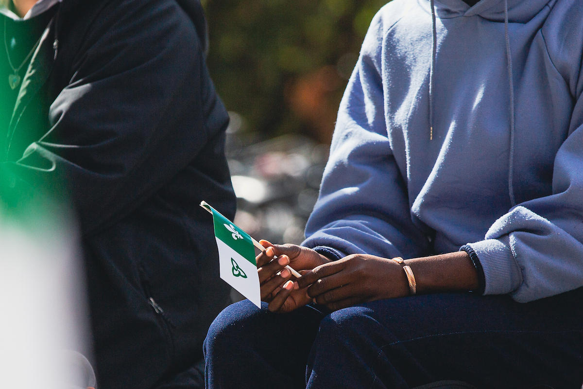 Étudiant qui tient un drapeau franco-ontarien