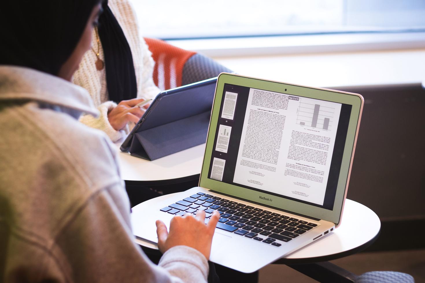 Etudiant utilisant un ordinateur portable