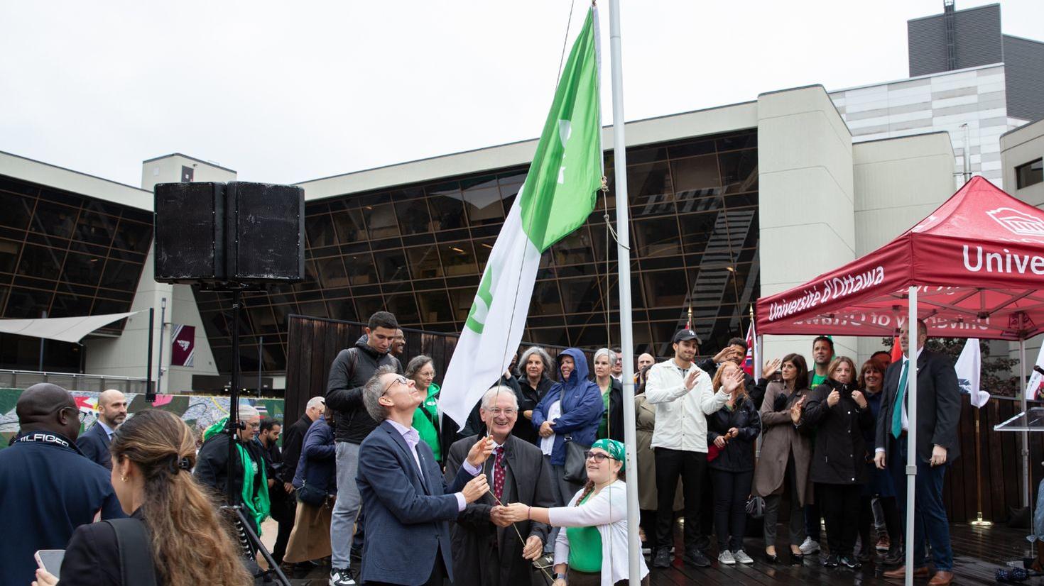Lever de drapeau Franco-Ontarien sur la place de l'Université