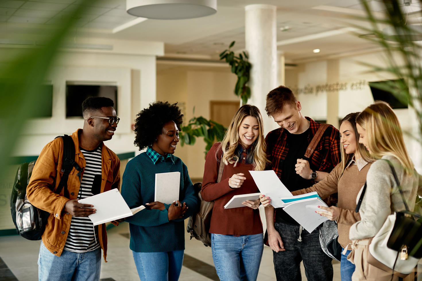 Étudiants debout et discutant