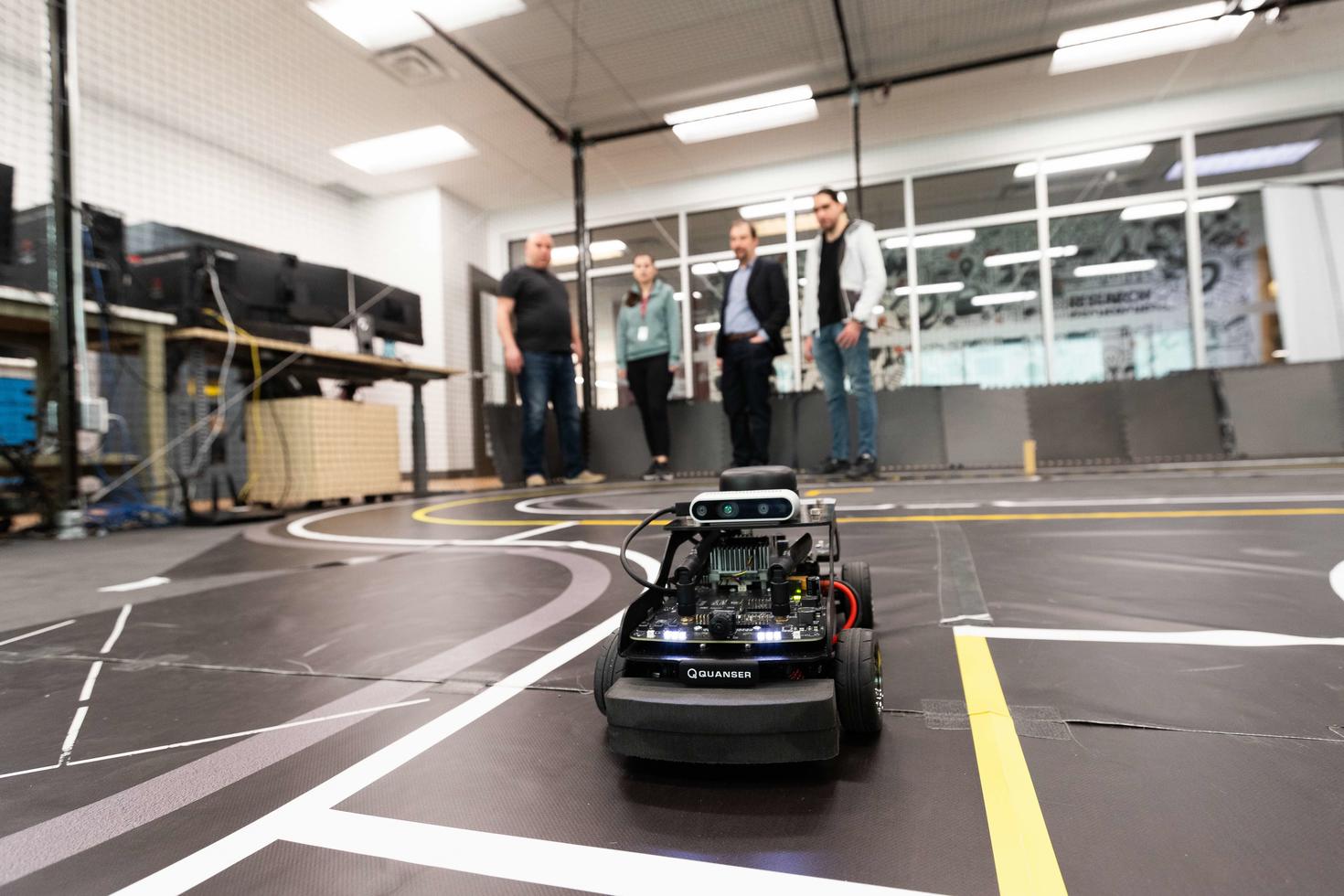 Des collègues de Kanata-Nord testent une voiture robotique.
