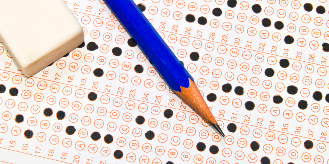 Crayon + gomme sur une feuille d'examen a choix multiple 