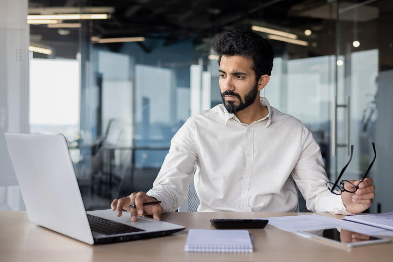 Personne participant à une réunion ou à une formation en ligne sur un ordinateur