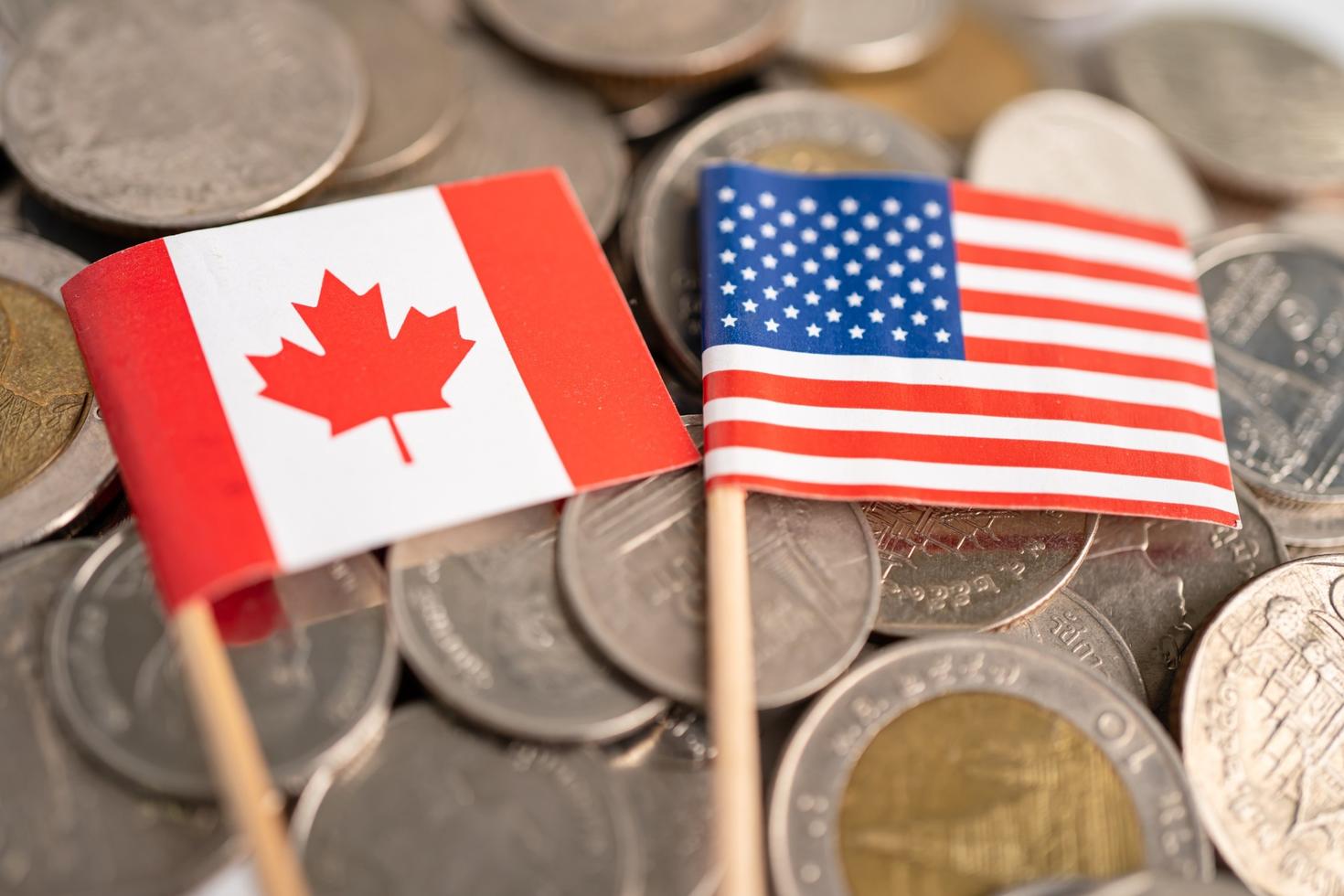 Drapeaux de Canada et États-Unis sur la monnaie