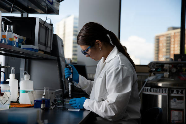 Une personne travaillant dans un laboratoire