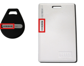 Un porte-clés noir (fob) et une carte d'accès