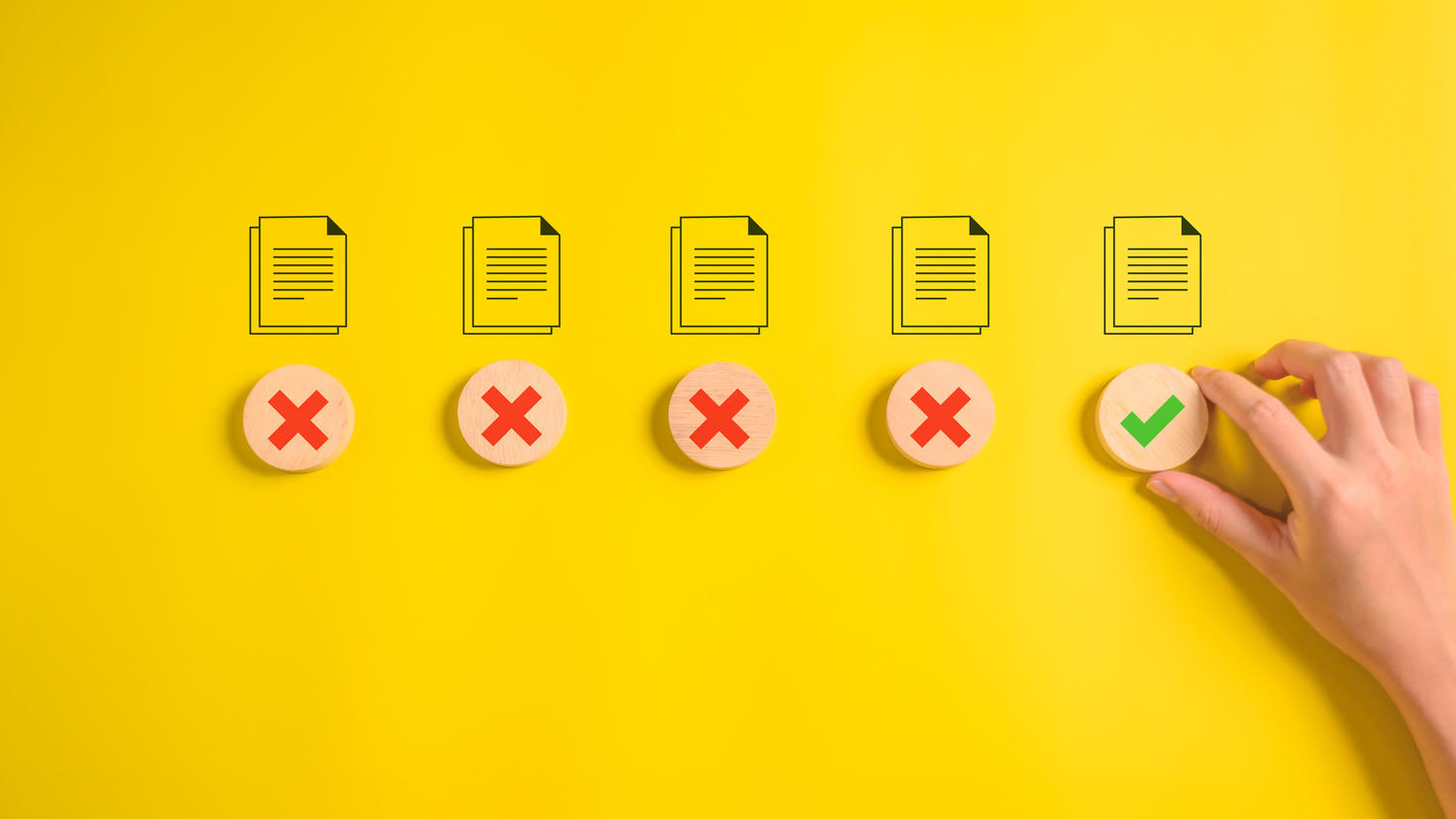 5 icônes de documents numériques avec des jetons en bois sous l'indication 4 fichiers à supprimer avec un symbole « X » et un avec un symbole de coche