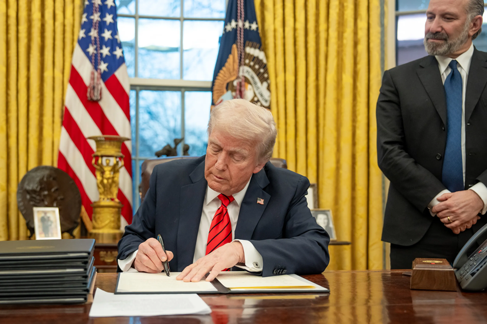 Donald Trump signe un décret avec Howard Lutnick