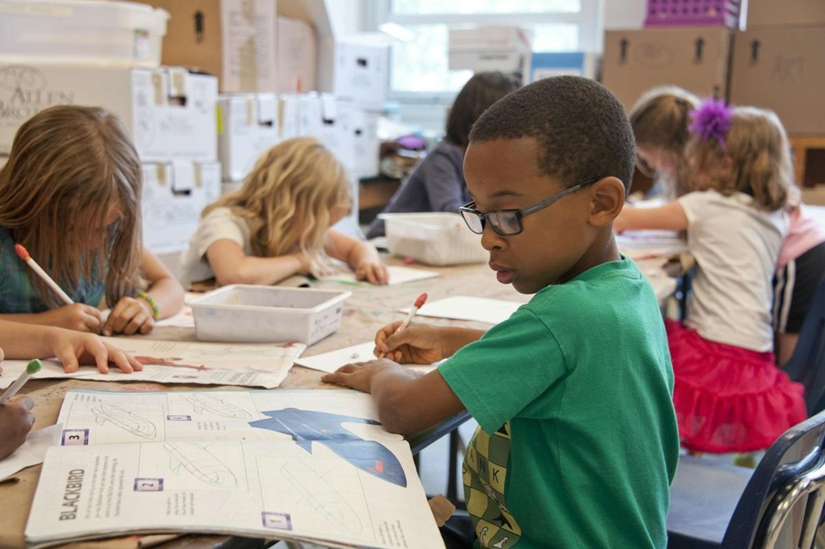 Élève noir à l'école primaire dans une salle de classe