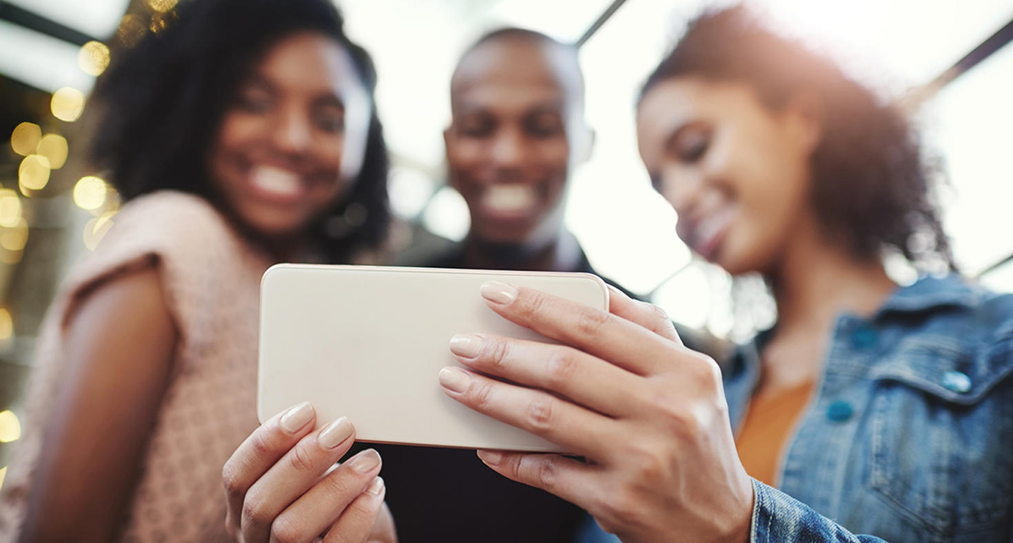 trois personnes prenant un selfie