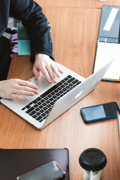 Un étudiant tapant sur un laptop