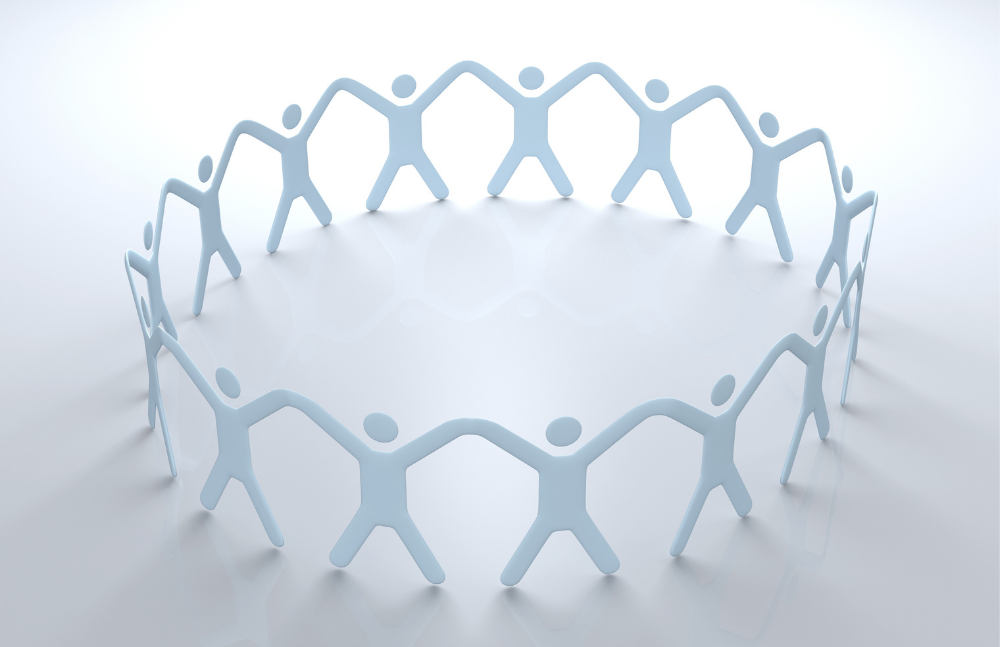 Des figures humanoïdes formant un cercle unifié et symétrique sur un fond dégradé blanc. Chaque figure se tient par la main.