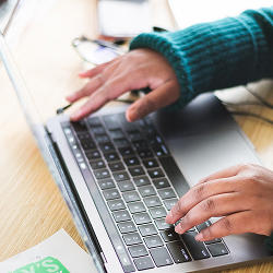 Une personne tapant sur un ordinateur portable