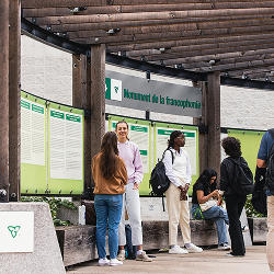 Étudiants debout à l'extérieur