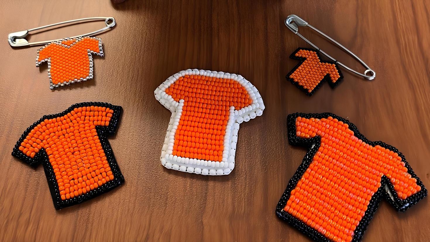 Épingles en forme de t-shirts orange