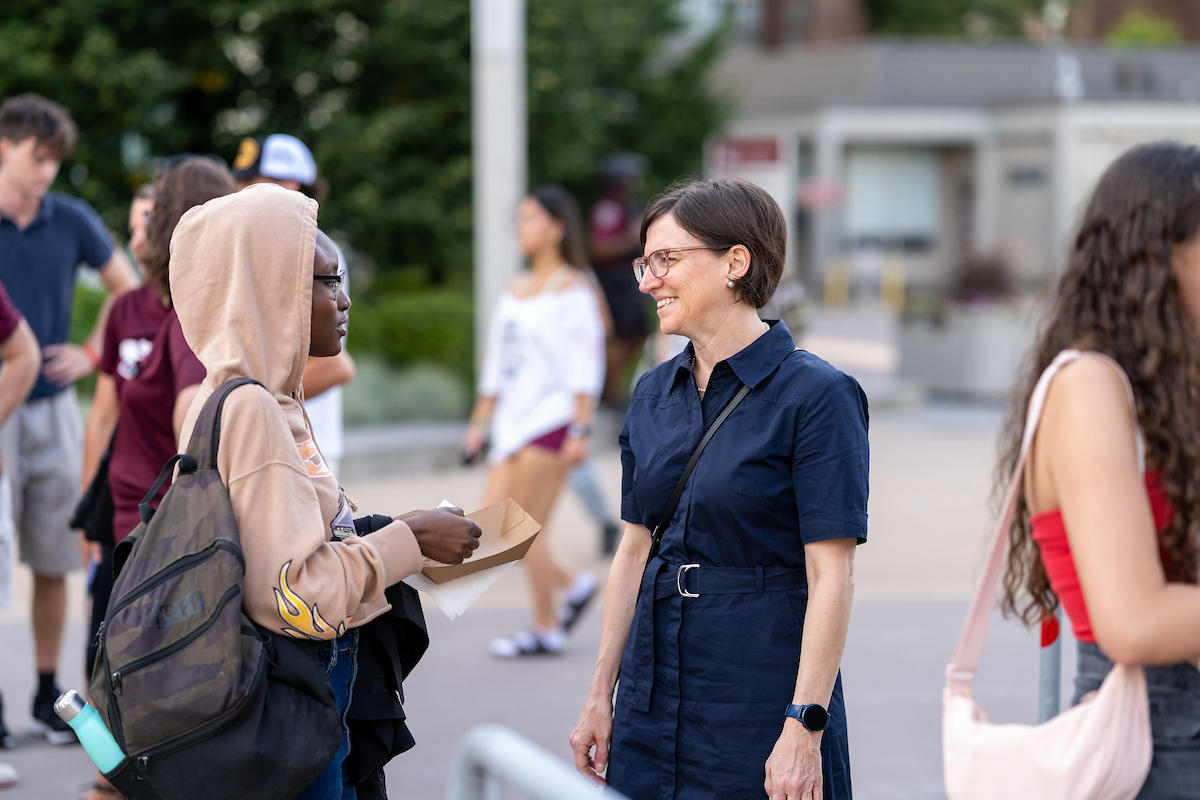 Marie-Eve Sylvestre, présidente, en conversation avec un étudiant étranger