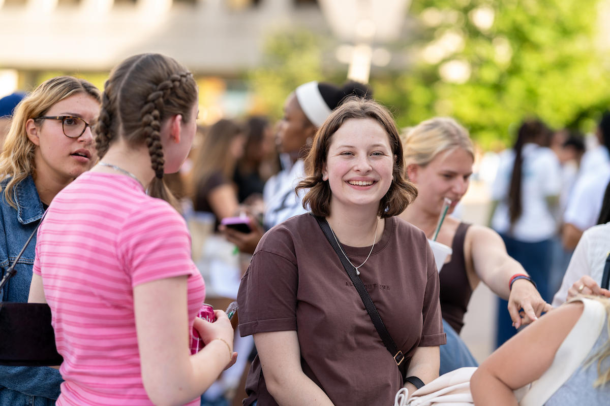 Des étudiants discutent pendant un événement.
