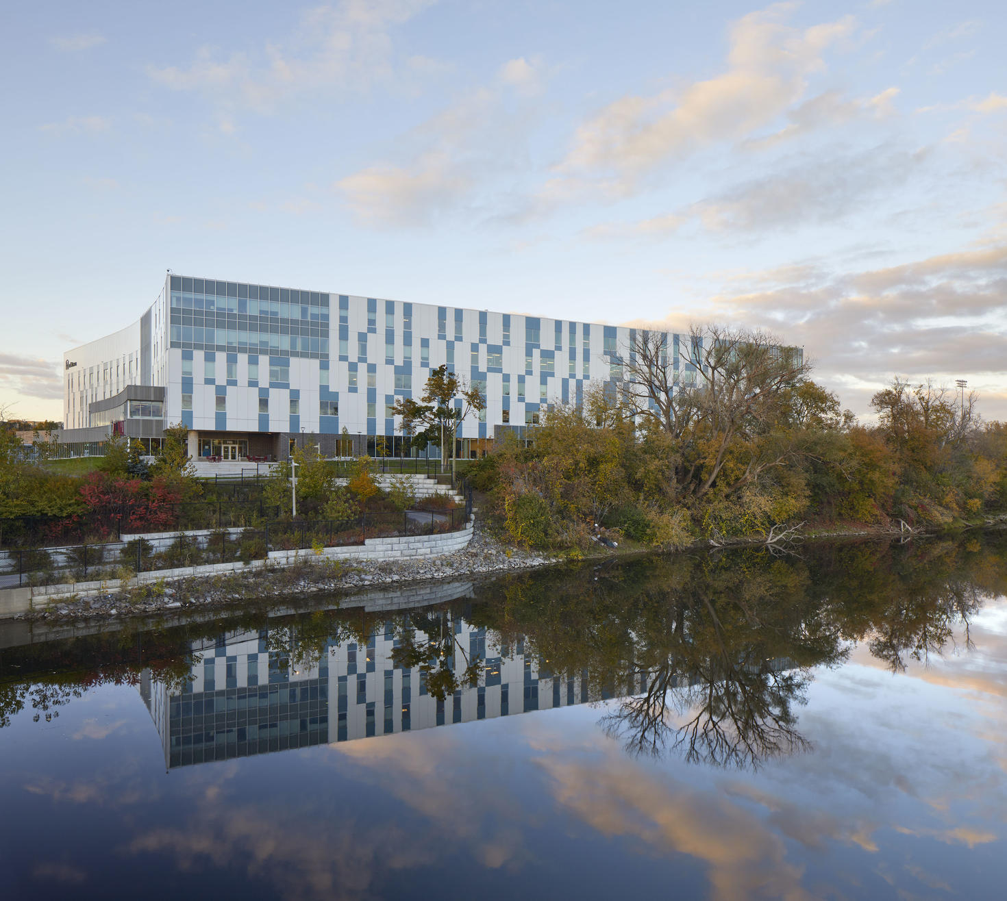 Bâtiment de la Faculté des sciences de la santé de l'Université d'Ottawa avec vue sur l'eau. 