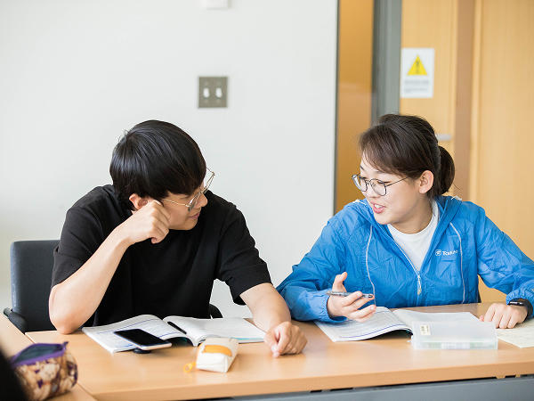 Deux étudiants qui étudient ensemble