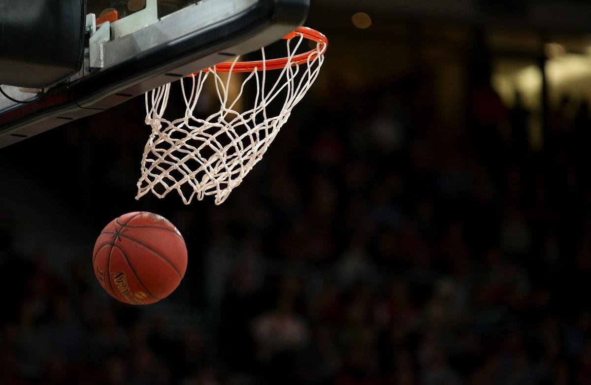 Le ballon de basket passe à travers le panier.