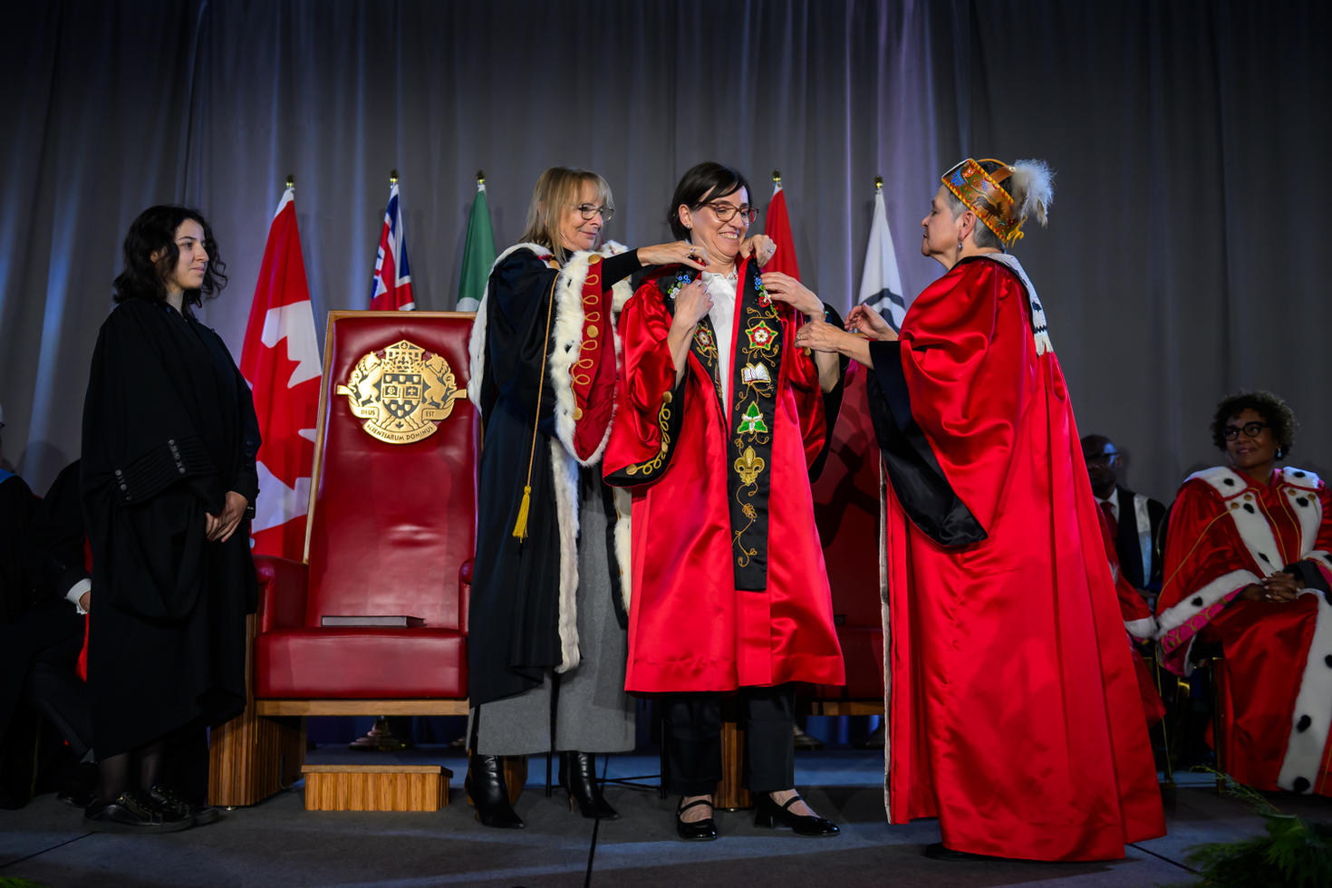 Marie-Eve Sylvestre recevant l'étole des mains de Jennifer Adams et Claudette Commanda