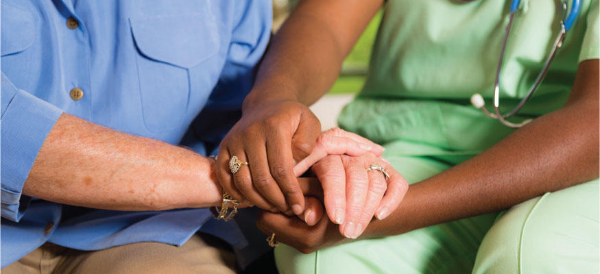 soignant et patient se tenant la main