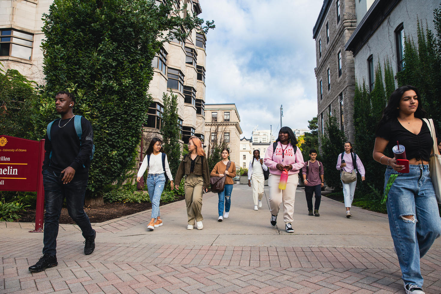 des étudiants qui se promènent sur le campus