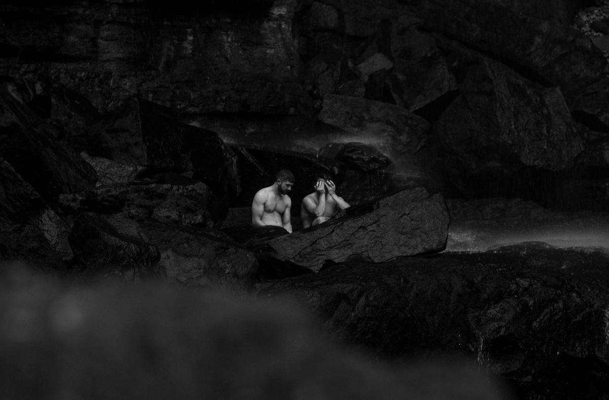 Photo en noir et blanc inquiétante de deux hommes en train de nager